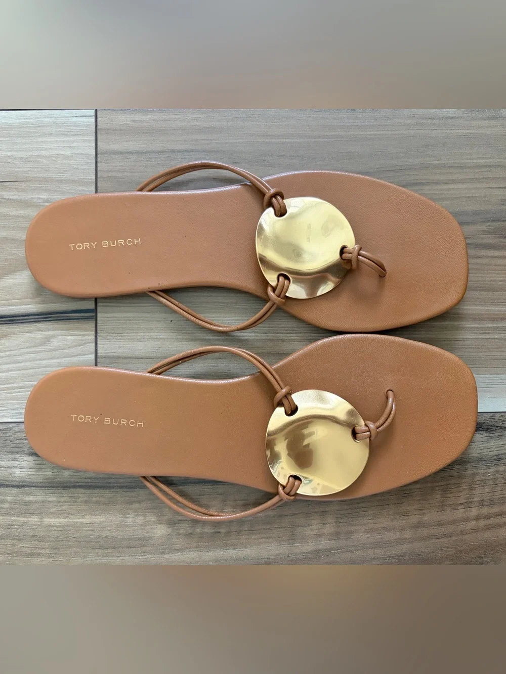 Tory Burch Women’s Tan Leather Slide Sandals with Gold Disc patos